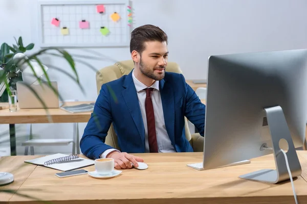 5 bài tập đơn giản giúp giảm căng cơ và thư giãn lưng, cổ ngay tại văn phòng