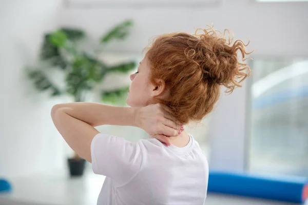 Cách thiết lập ghế, bàn và màn hình để bảo vệ cột sống khi làm việc lâu